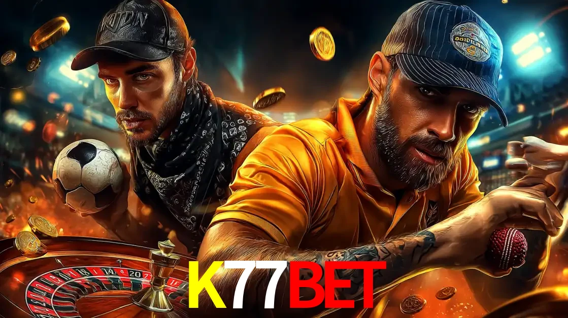 Montagem de apostas esportivas e cassino no K77BET, com um homem segurando uma bola de futebol e outro uma de beisebol sobre uma roleta e moedas voadoras.