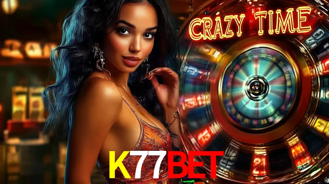 Mulher elegante ao lado da vibrante roda da fortuna do jogo de cassino ao vivo Crazy Time, um dos game shows mais populares e cheios de prêmios do K77BET.
